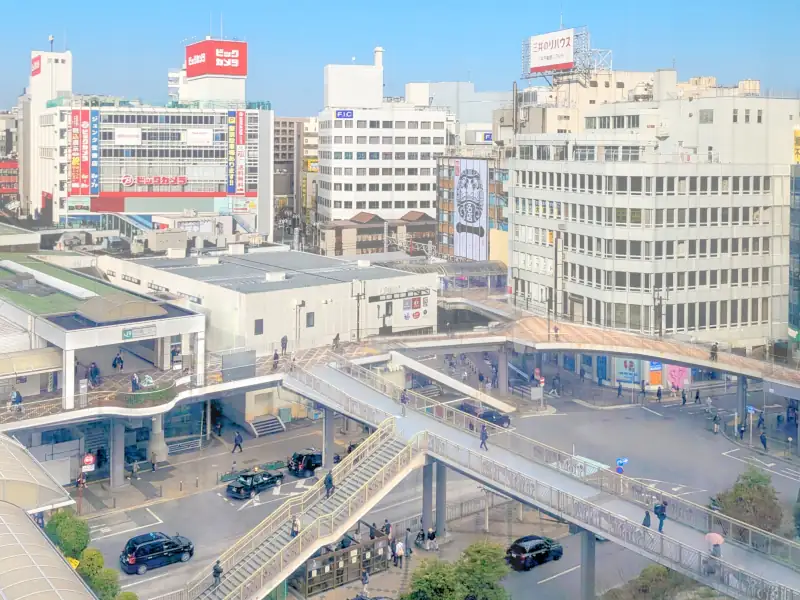 小田急湘南GATEのエレベーターから見下ろした藤沢駅南口のバスロータリー