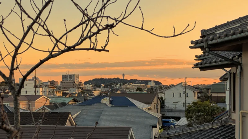 藤沢市鵠沼の実家から望む夕暮れの江の島灯台